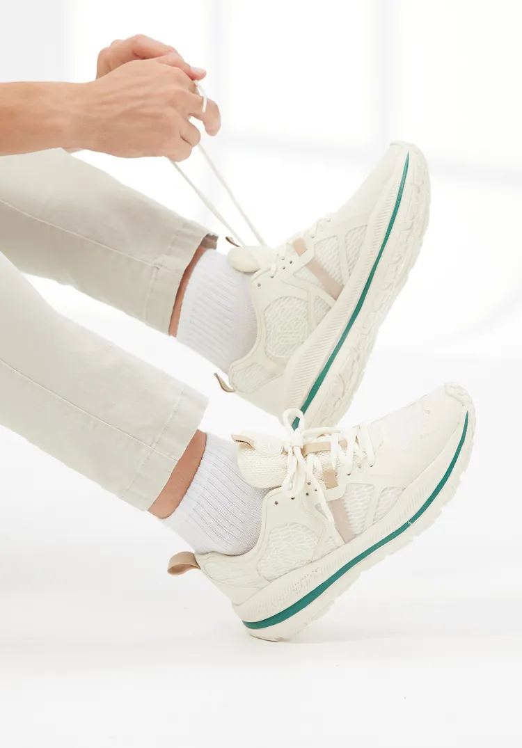 ONE BOY ｢休閒機能輕旅鞋｣鞋面採透氣網布，有效避免長時間穿著易發生的悶熱異味。