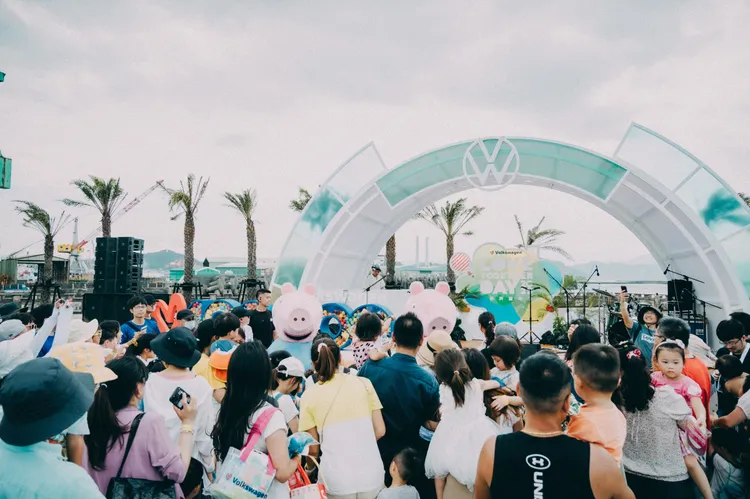 小朋友最愛的卡通界巨星粉紅豬小妹魅力現身、MOMO家族哥哥姊姊也一起帶動跳炒熱氣氛。業者提供