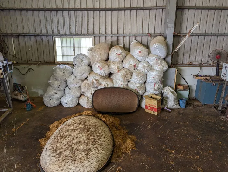 私菸現場髒亂不堪。海巡署提供