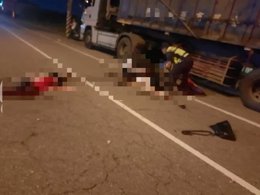 騎車環島驚見2人倒臥血泊　一男一女疑撞大貨車當場死亡