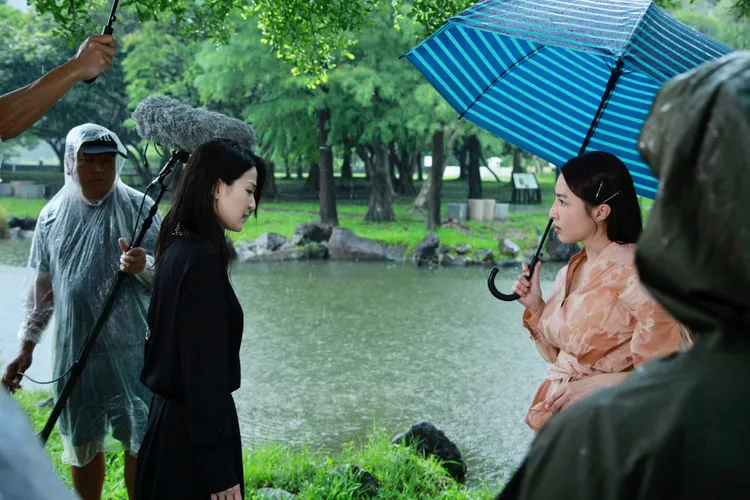 工作人員穿著雨衣拍攝。民視提供