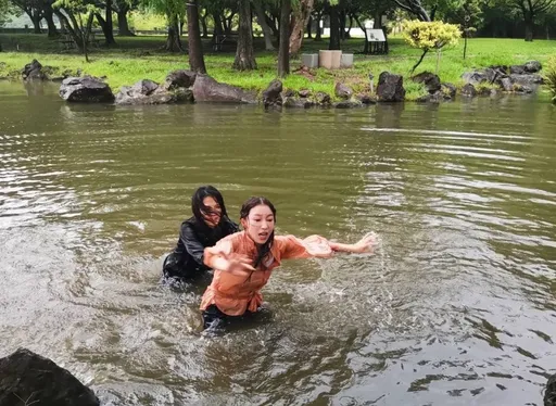 卡努風雨來襲前搶拍!張家瑋與楚宣水中扭打出意外 救生教練出手救援
