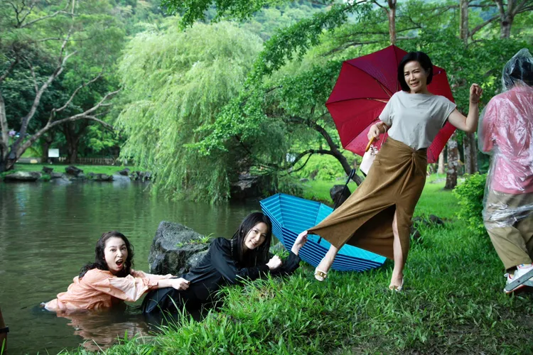 岸上的陳仙梅（右起）差點被水裡的楚宣、張家瑋拖下水。民視捷供