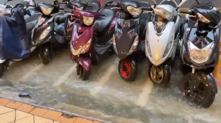 路邊機車泡在水中。翻攝畫面