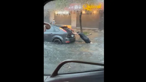 雨炸北市！大同區水淹半個輪胎　駕駛無奈「水中推車」前進