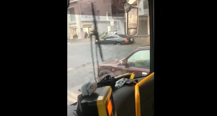 重慶北路嚴重積水。翻攝畫面