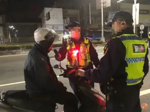 他不滿酒測罵警廢物!慘遭上銬坐臉「摩擦地面」 暴衝警判刑賠30萬