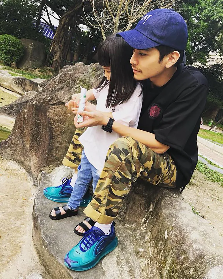 楊銘威（右）自認算是「多元型爸爸」，左為寶貝女兒Mia小時候。夢田影像提供