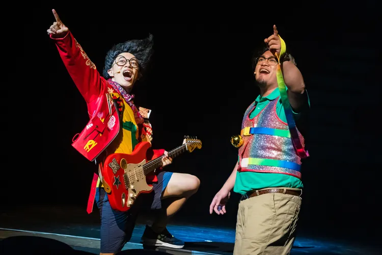 「駱爸鼻」的嘎造．伊漾（右）鼓勵「阿甯咕」李培松要獨自勇敢面對接下來的難關。夢田影像提供