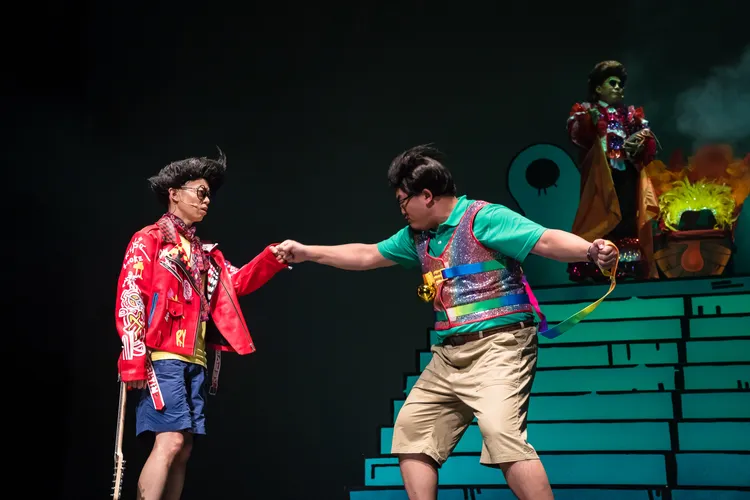 「阿甯咕」的李培松（左）與「駱爸鼻」嘎造．伊漾在故事中協力闖關。夢田影像提供