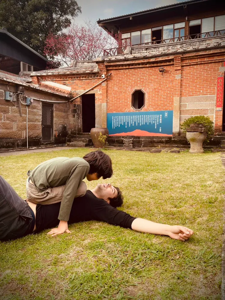 鳳小岳（下）與兒子小木耳感情深厚。夢田影像提供