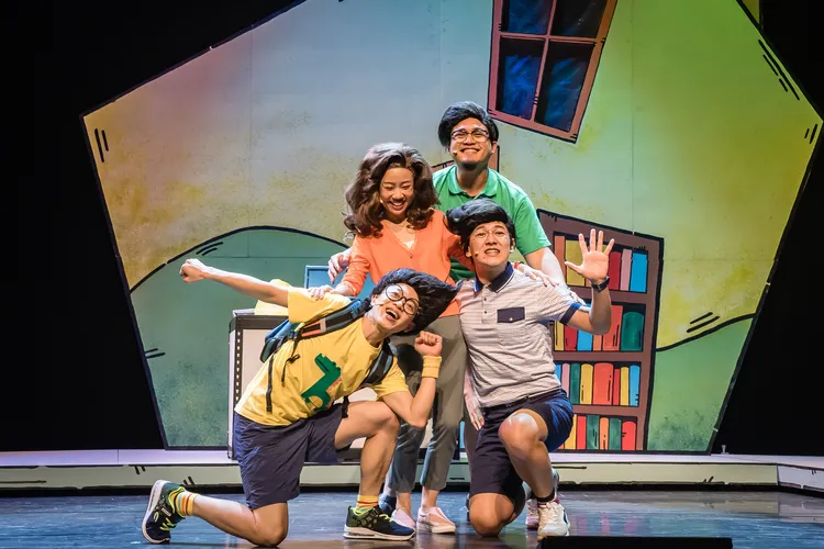 《阿甯咕又闖禍了YA～》今年10月將第3度加演，劇中「小兒子阿甯咕」一家4口，李培松（左起）、陳敬萱、嘎造．伊漾、林煒盛。夢田影像提供