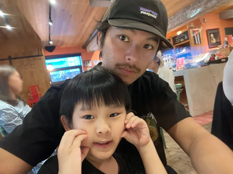 楊銘威（右）與寶貝兒子Sunny。夢田影像提供