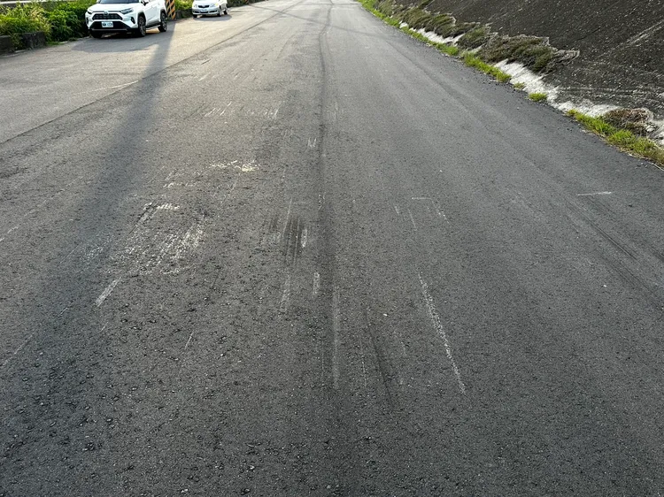 警方研判肇事車輛衝過堤防再衝進河床內。民眾提供