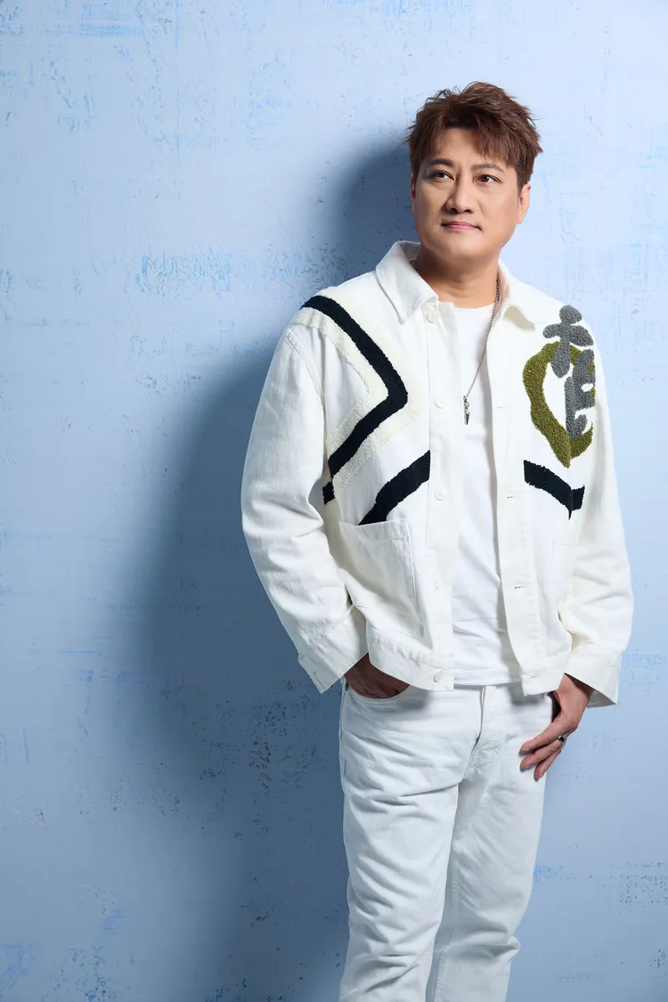 楊哲推出新專輯，自嘲人生如在垃圾堆中打轉。豪記唱片提供