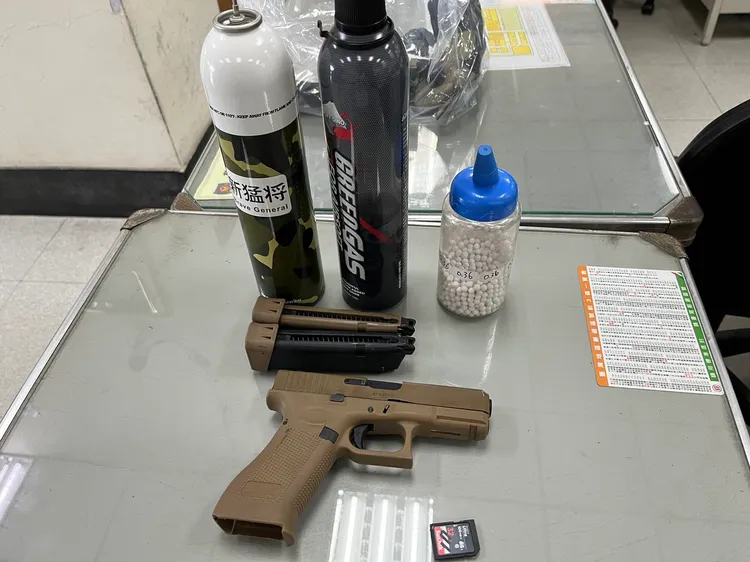 警方起出BB槍、BB彈及2罐瓦斯。警方提供