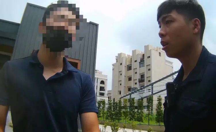 大車駕駛認為是機車有錯在先，據理力爭。讀者提供