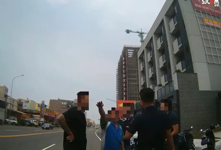 聯結車、機車爆行車糾紛，上演口角衝突。讀者提供