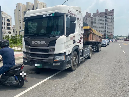 機車未打方向燈突轉來!聯結車駕駛急煞暴怒 竟掏這1把猛射騎士父子