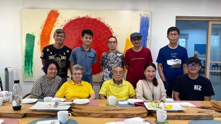 蕭勤生(前排中)前與學生合影，右2是基金會執行長吳素琴。蕭勤學生提供