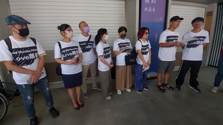 陳俊豪等人在門口大喊，「我們要見莫妮卡」。凃建豐攝