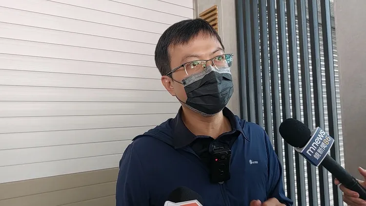 前鎮街派出所所長陳佳禾進到基金會確認莫妮卡狀安全無虞。凃建豐攝