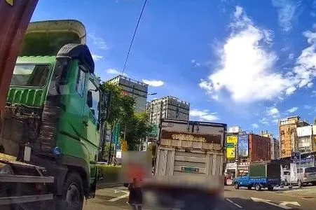 婦人違規穿越道路。翻攝畫面