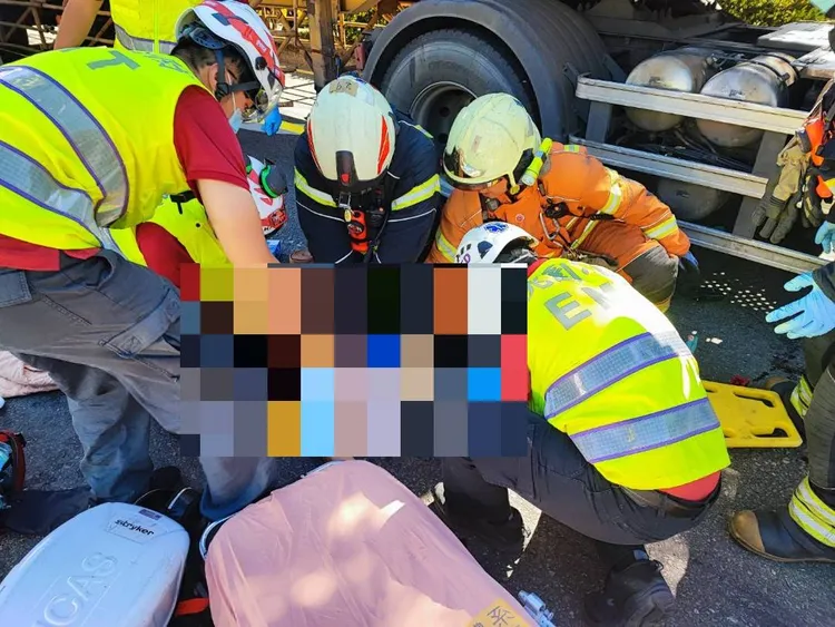 救護人員趕來搶救送醫。蘆竹警分局提供