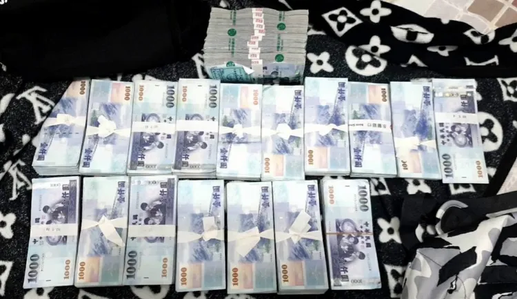 警方起獲贓款。翻攝畫面