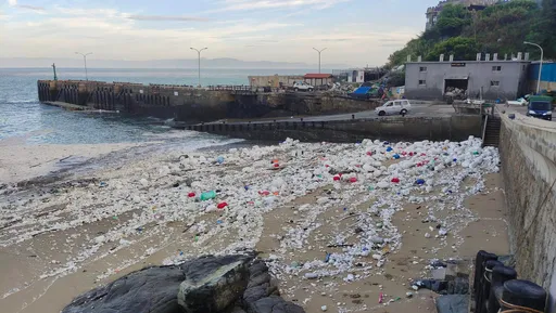 馬祖驚見「颱風雪」！海灘飄出濃濃惡臭　在地人直指禍首是他