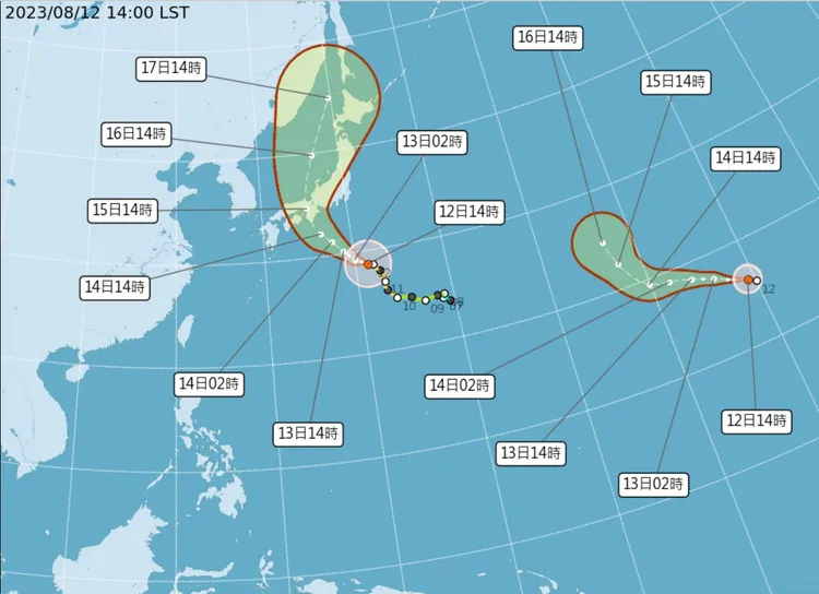 中颱蘭恩(左)撲向日本，中颱朵拉(右)緊接在後。氣象局提供