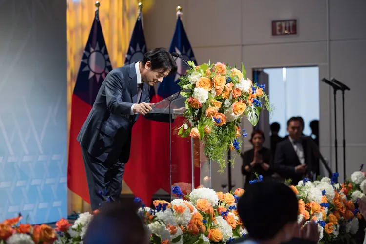 賴清德與在場來賓鞠躬。總統府提供