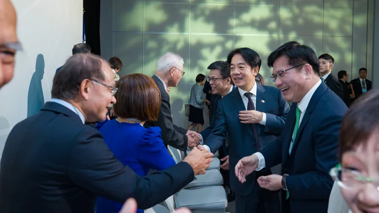 賴清德與僑胞打招呼。總統府提供