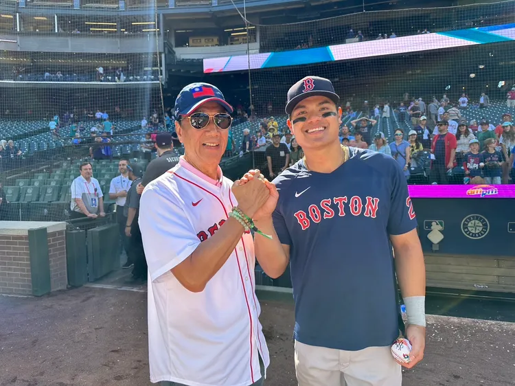 郭台銘與張育成合照。郭辦提供