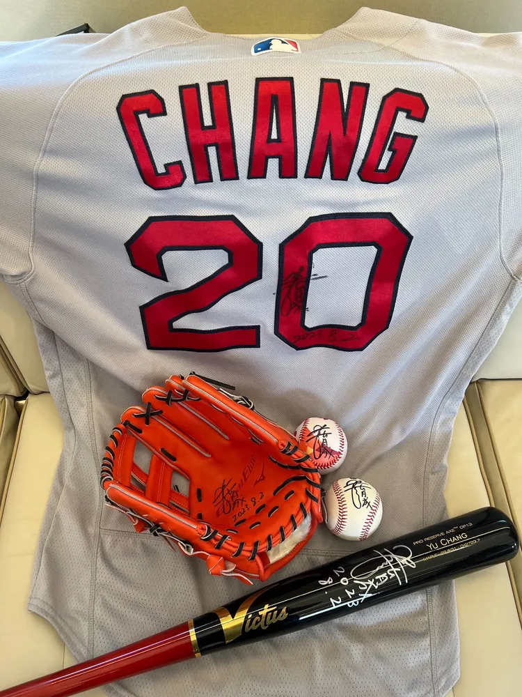 郭台銘觀看張育成比賽，並準備球衣及手套等請張育成簽名。郭辦提供