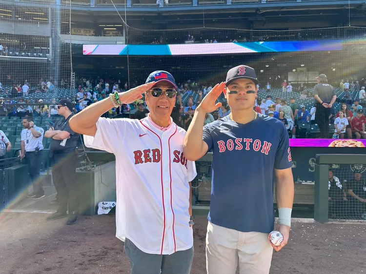 郭台銘與張育成做出「國防部長」的「永遠忠誠」招牌動作。郭辦提供