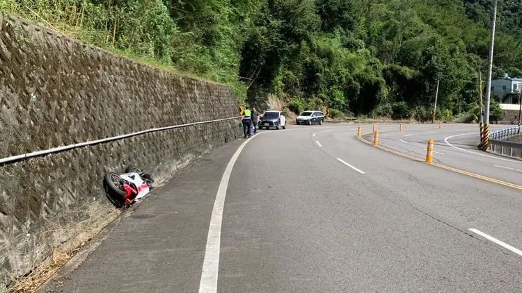 苗栗台3線獅潭路段，7日上午一輛重機疑似過彎自摔，人車倒臥溝渠，當場失去生命跡象，送醫搶救仍宣告不治。