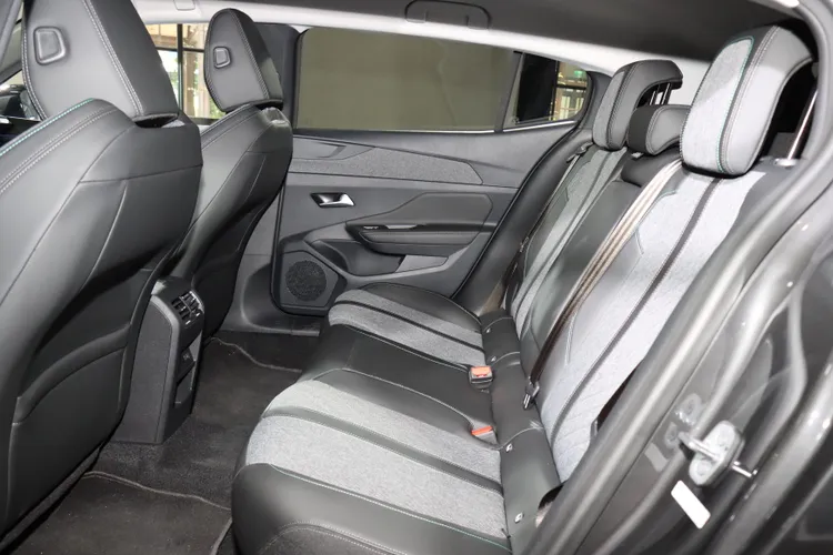 即便有著流線的車頂線條，Peugeot 408依舊有不俗的乘坐空間表現。資料照片
