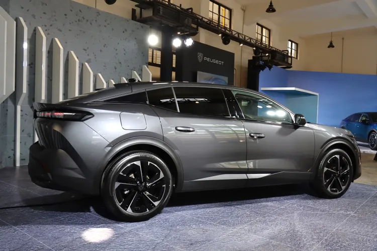 FASTBACK斜背造型的車尾，不僅透過層次豐富的鈑件塑造出肌理形象，略微抬升的底盤離地高更是能適應各種複雜路況。資料照片