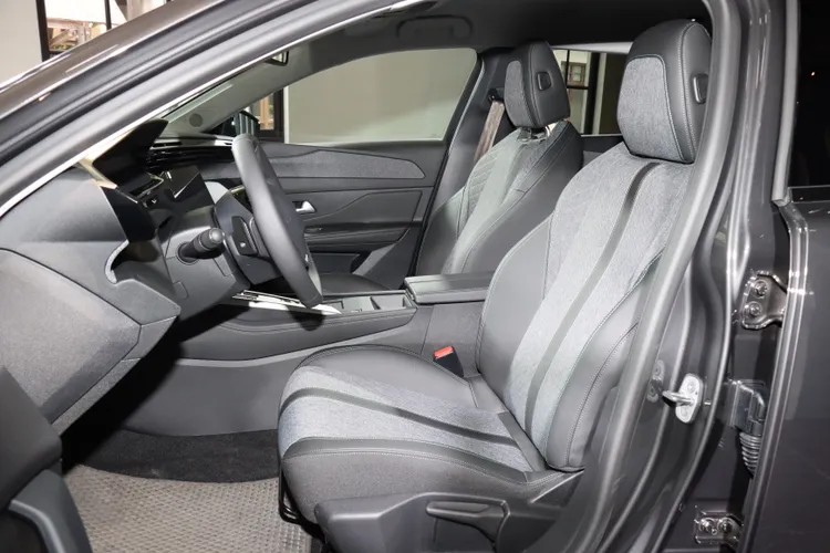 Peugeot 408 Allure前座採用質感出色的半皮布AGR脊背健康協會認證的座椅。資料照片