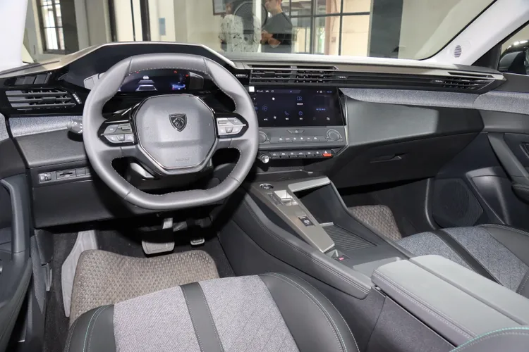 PEUGEOT i-COCKPIT 3D駕駛導向操作介面設計思維，以懸浮式抬頭顯示儀錶結合10吋HD全彩觸控螢幕音響通資系統，加上小盤徑方向盤營造科技戰鬥駕駛氛圍。資料照片