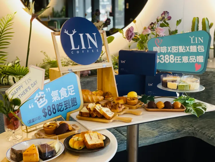 店內提供多種不同口味的冷藏蛋糕、麵包等，近15種蛋糕點心隨你吃。業者提供