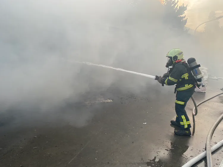 消防人員灌救。新竹縣消防局提供