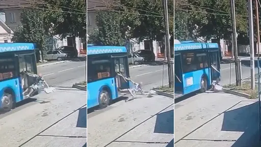 驚悚影片|公車行駛突開門「阿婆摔出來」 頭部正中水泥台濺血重傷