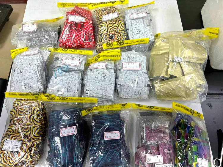 警方搜出各式毒品。翻攝畫面