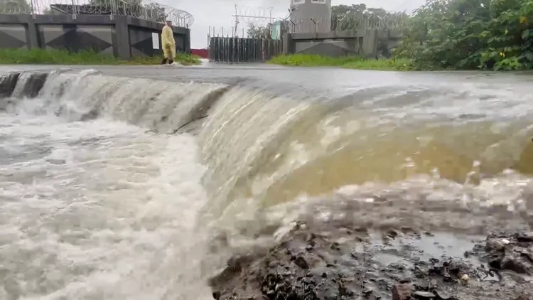 附近大水湧入，機場路排水側溝難以消化。讀者提供