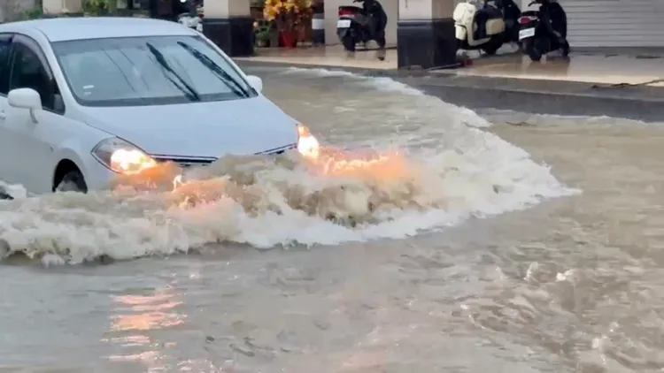 本源路有轎車強行涉水通過。王志弘攝