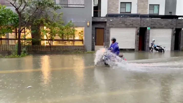 有居民騎機車外出。王志弘攝