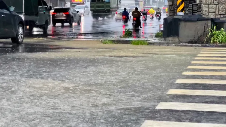 大灣交流道下的復興路傳出積水。王志弘攝