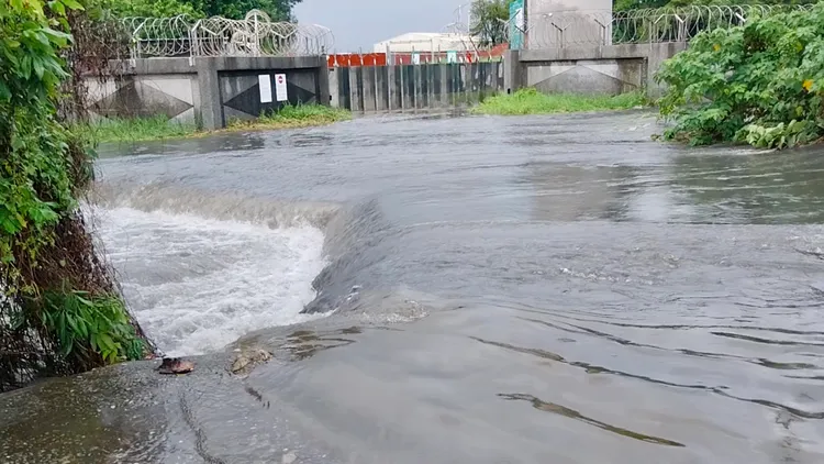 仁德機場路一片汪洋。讀者提供